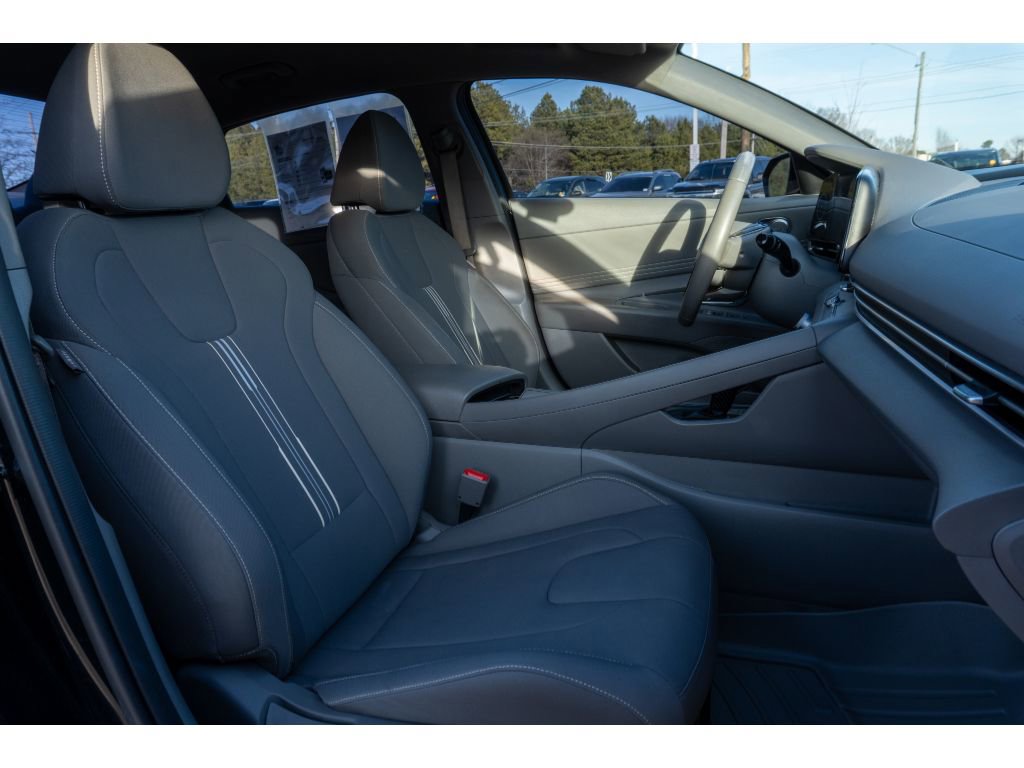 Used 2023 Hyundai Elantra SEL w/ Convenience Package image 16