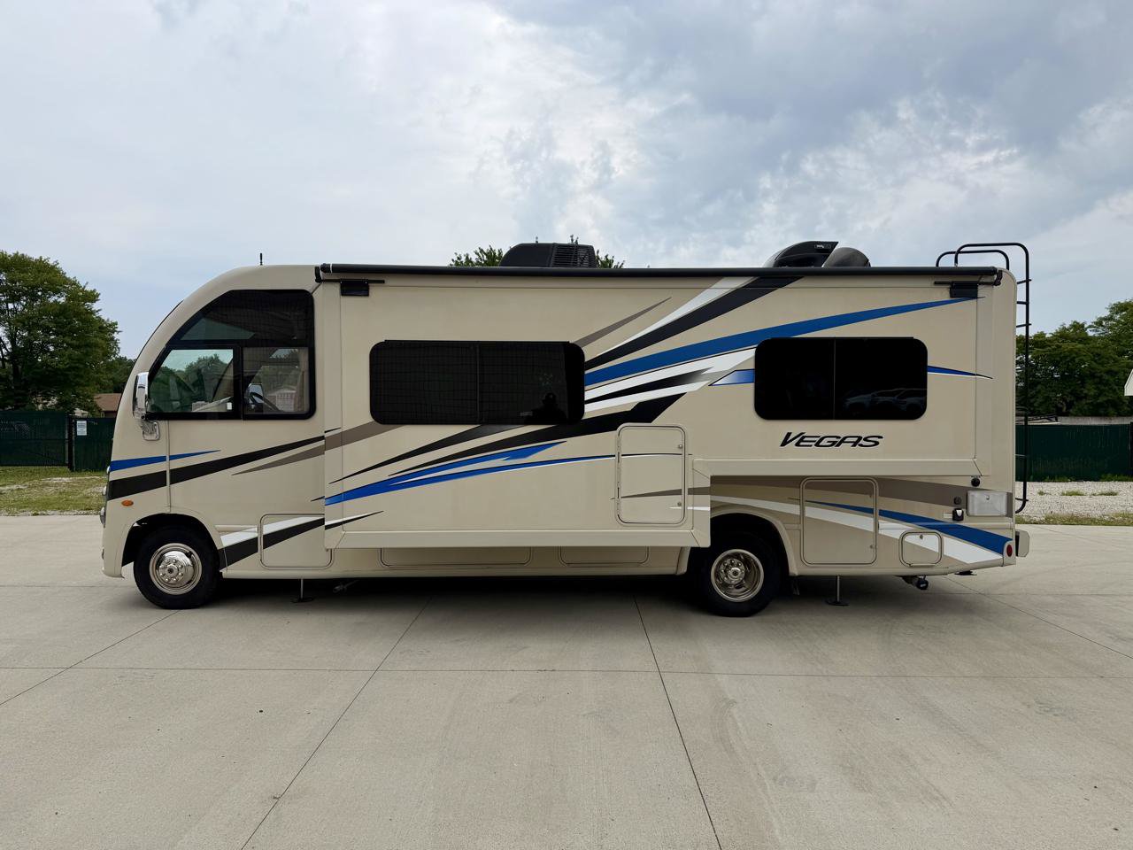 Used 2018 Ford E-450 and Econoline 450 Super Duty w/ A/C Prep Package RWD image 10