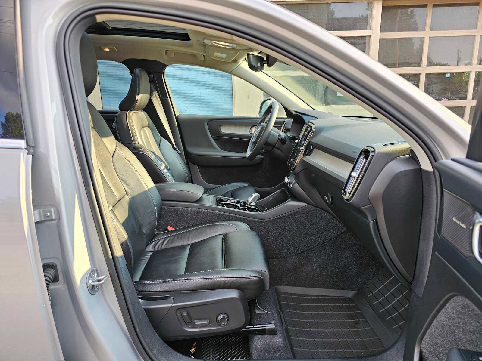 Used 2023 Volvo XC40 B5 Plus w/ Driver Assist Package image 10
