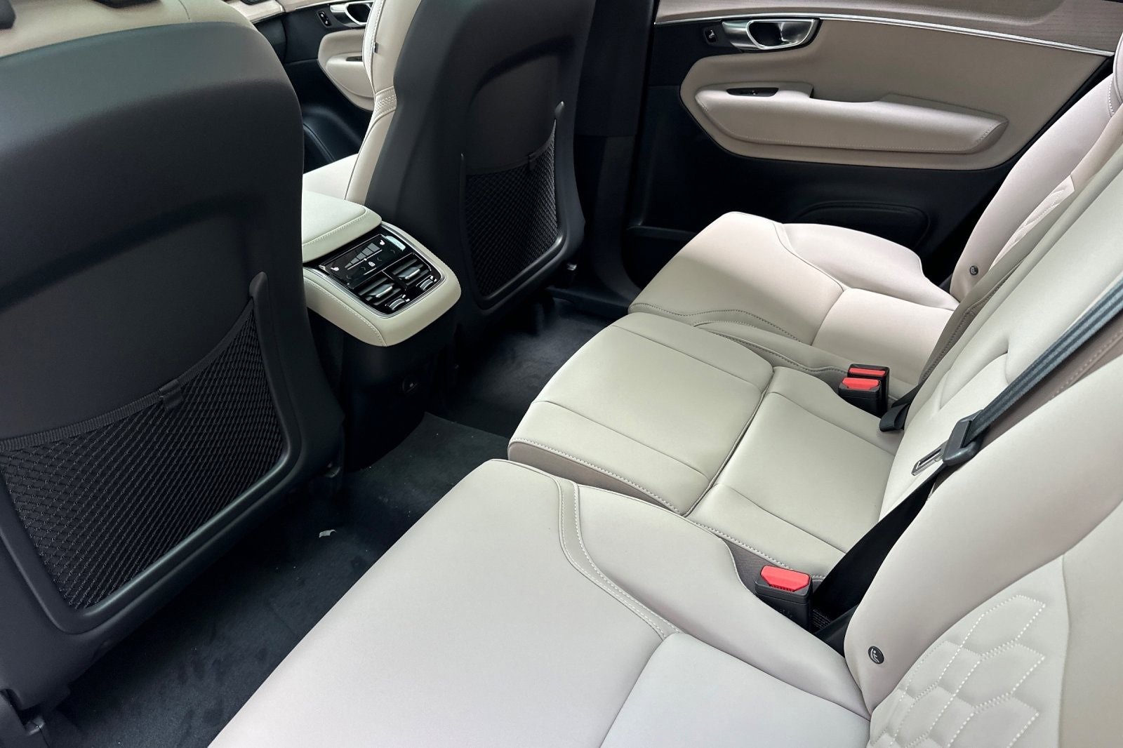 New 2026 Volvo XC90 B6 Plus w/ Protection Package Premier image 4