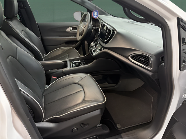 Used 2025 Chrysler Pacifica Limited FWD image 17