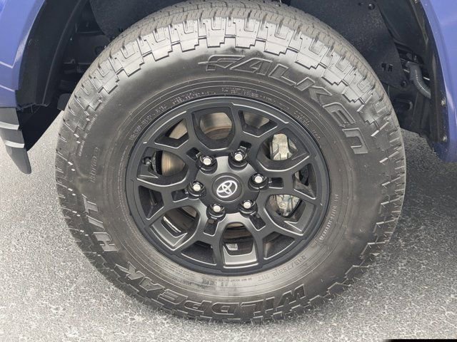 Used 2022 Toyota Tacoma SR5 w/ Technology Package RWD image 11