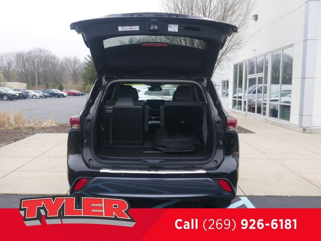 Used 2024 Toyota Highlander Limited AWD/4WD image 16