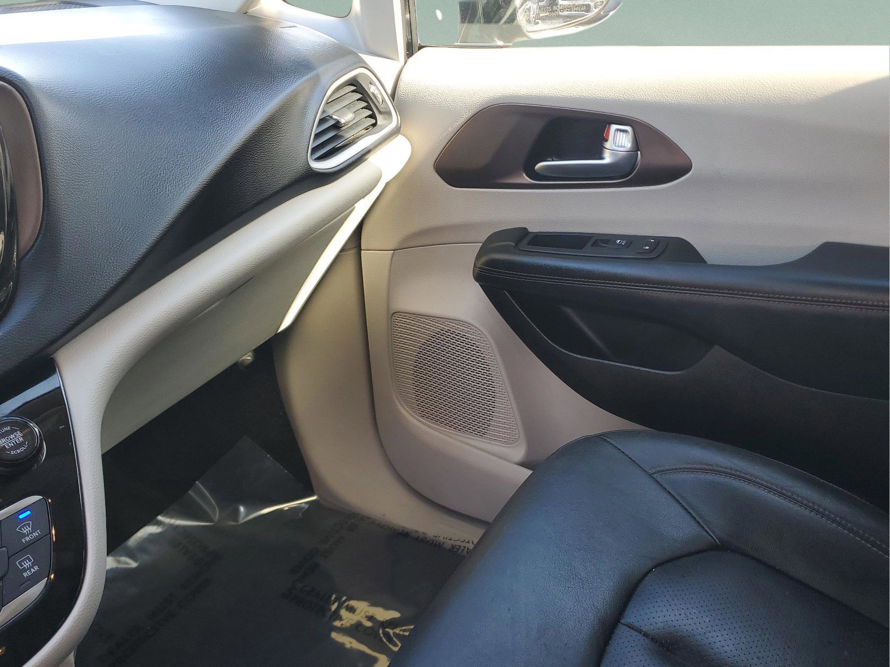 Used 2019 Chrysler Pacifica Touring-L image 24