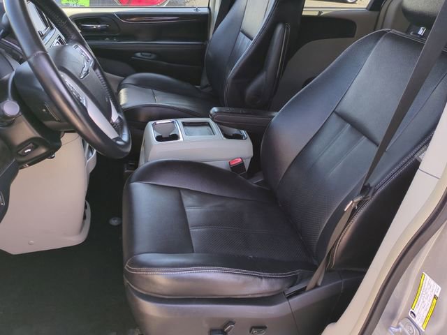 Used 2014 Chrysler Town & Country Touring-L w/ Driver Convenience Group image 19