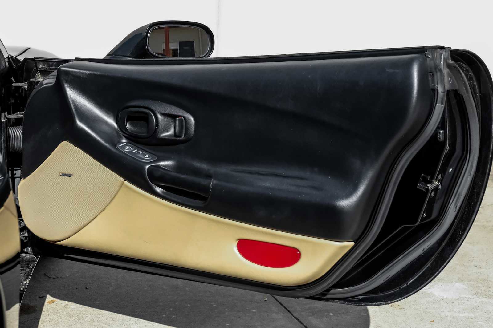 Used 2004 Chevrolet Corvette Coupe w/ Roof Package image 33