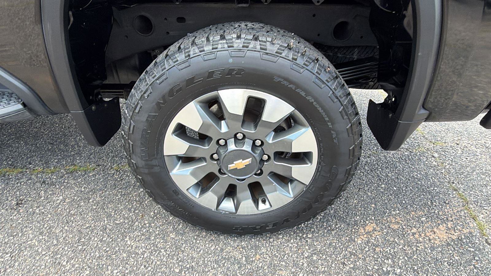 Used 2022 Chevrolet Silverado 2500 Custom w/ Custom Value Package AWD/4WD image 9