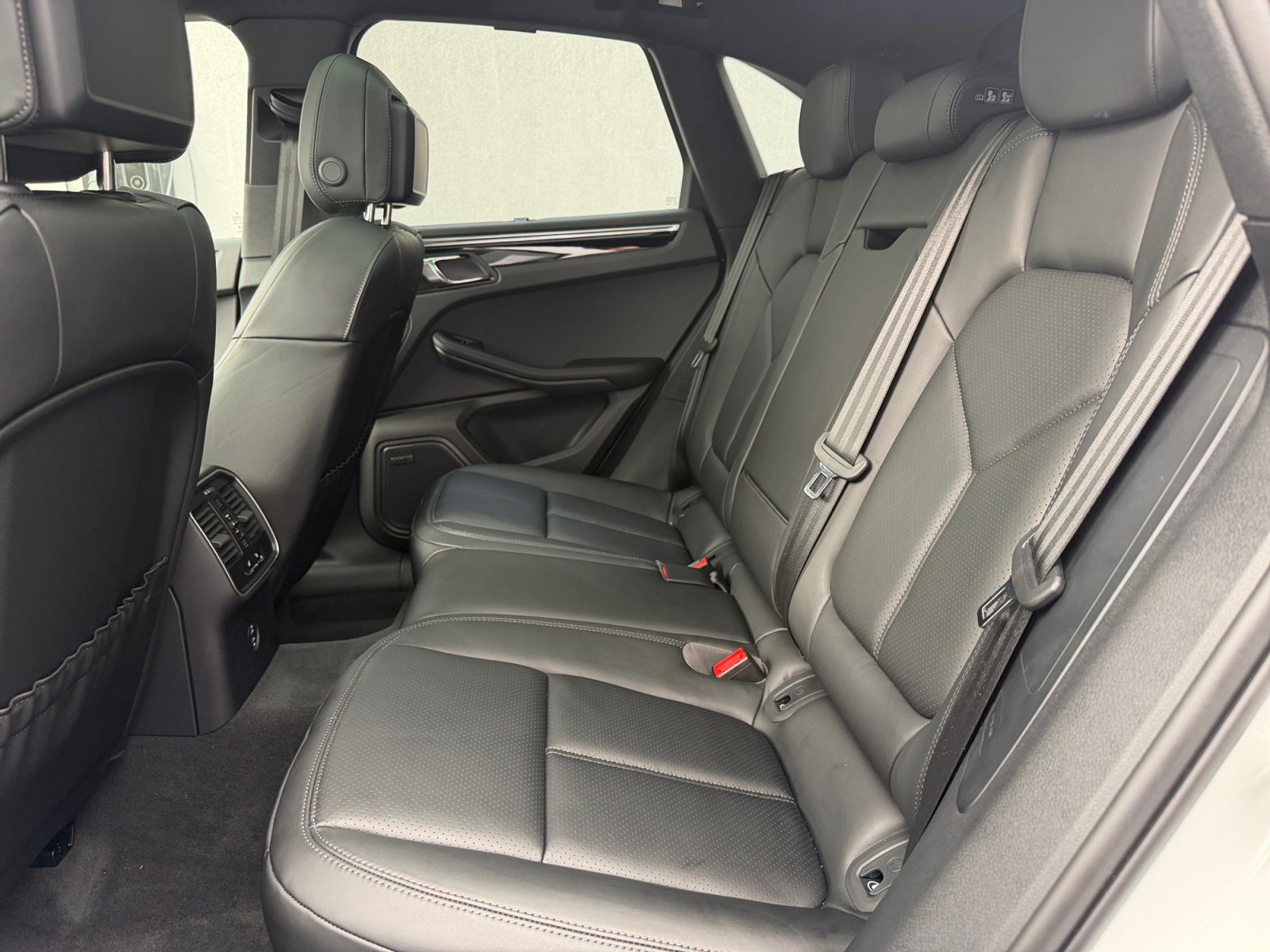 Certified 2025 Porsche Macan AWD/4WD image 20