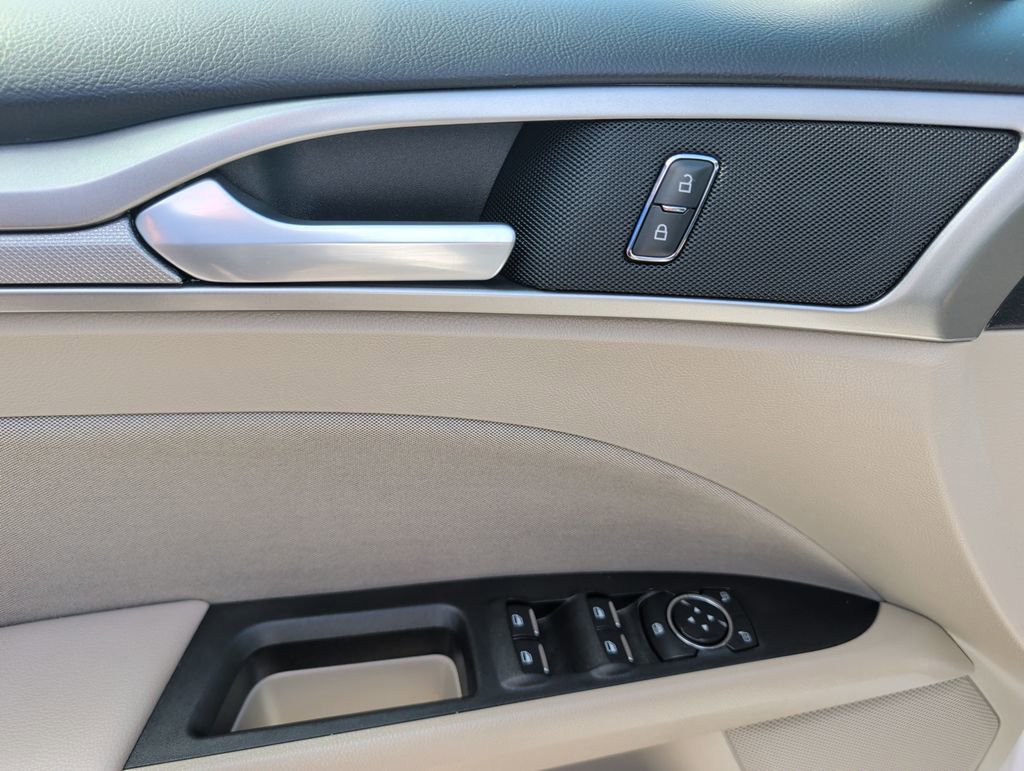 Used 2020 Ford Fusion SE image 9