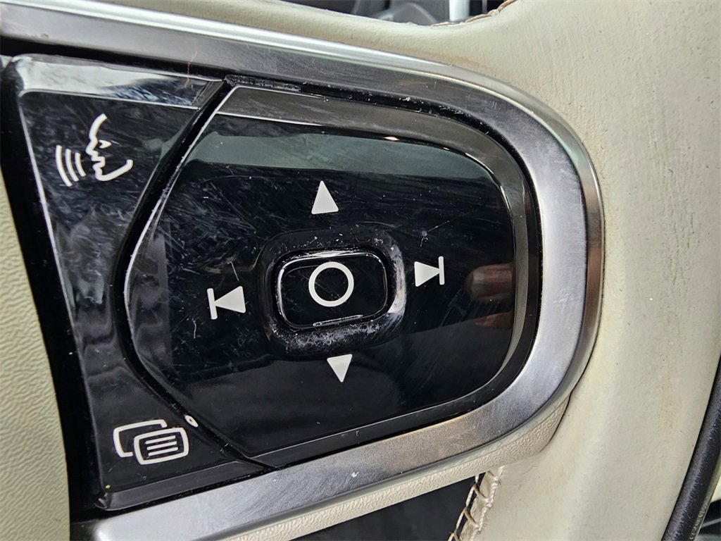 Used 2016 Volvo XC90 T6 Momentum w/ Momentum Plus Package image 21