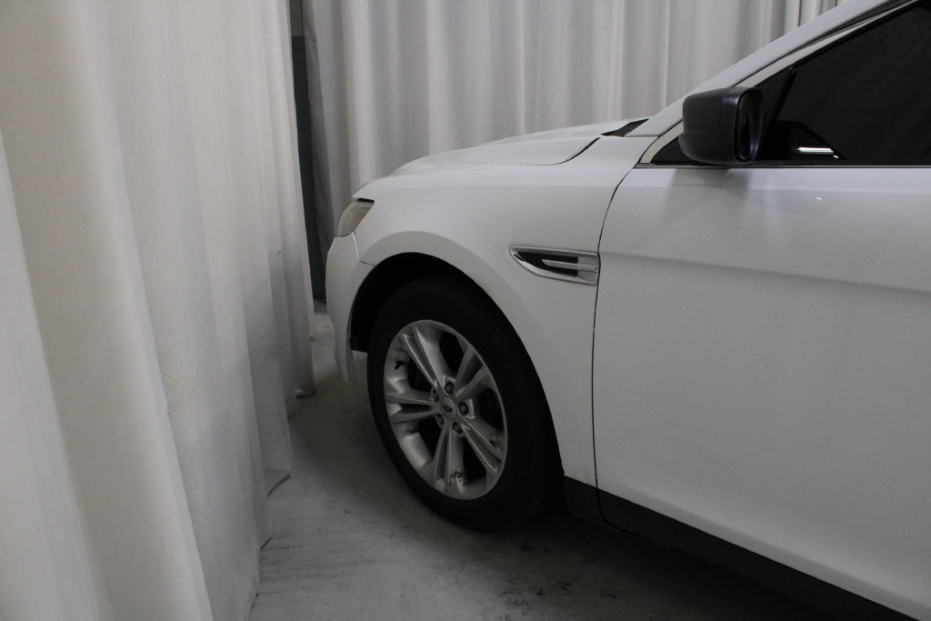 Used 2018 Ford Taurus SE FWD image 26