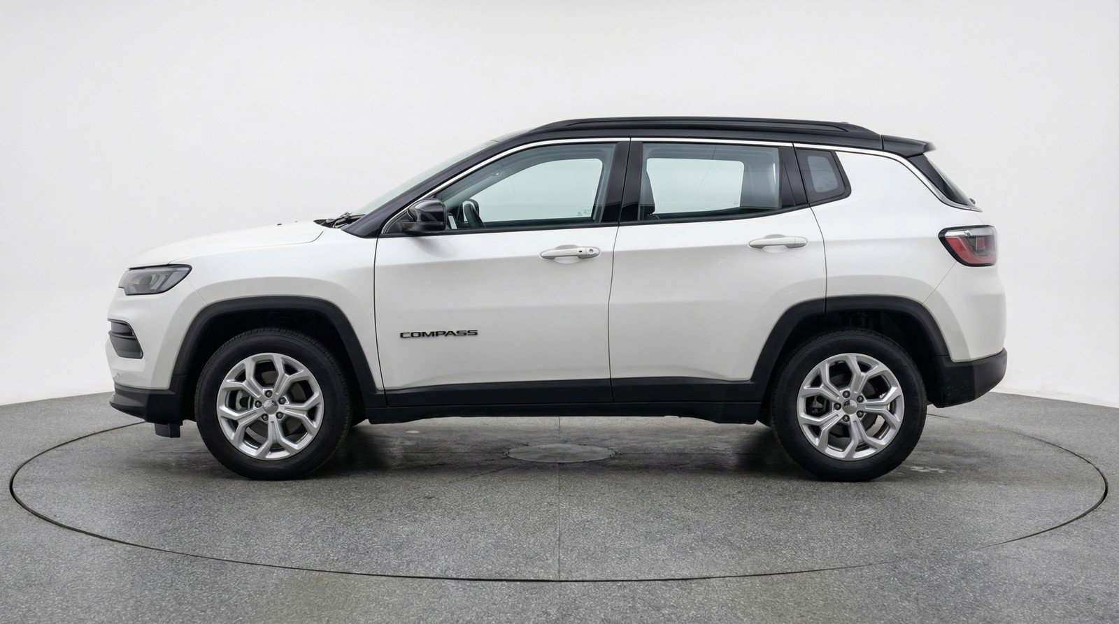 Used 2025 Jeep Compass Latitude image 3