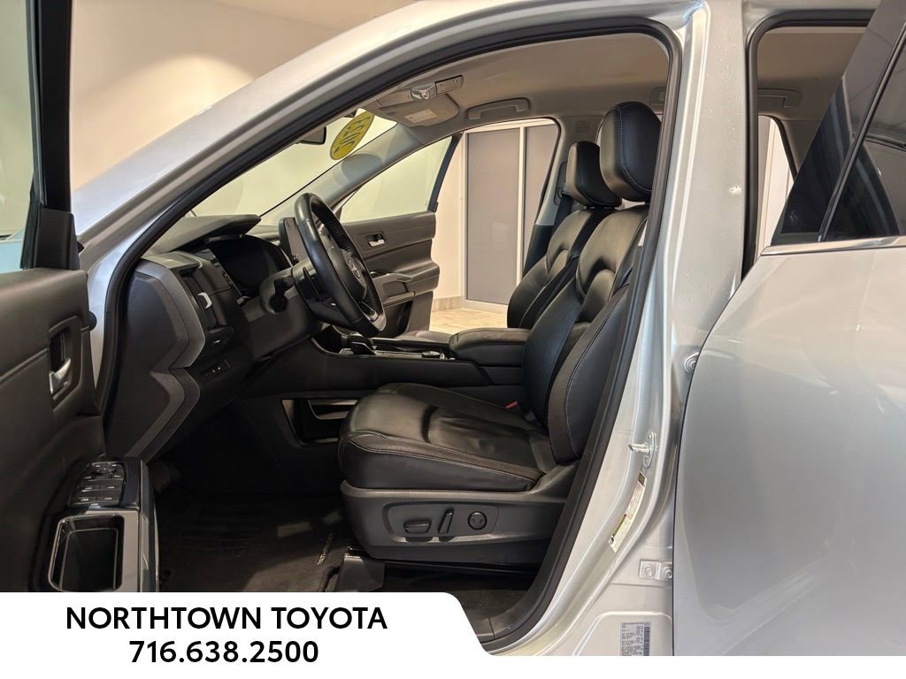 Used 2023 Nissan Pathfinder SL w/ Black Appearance Package image 17
