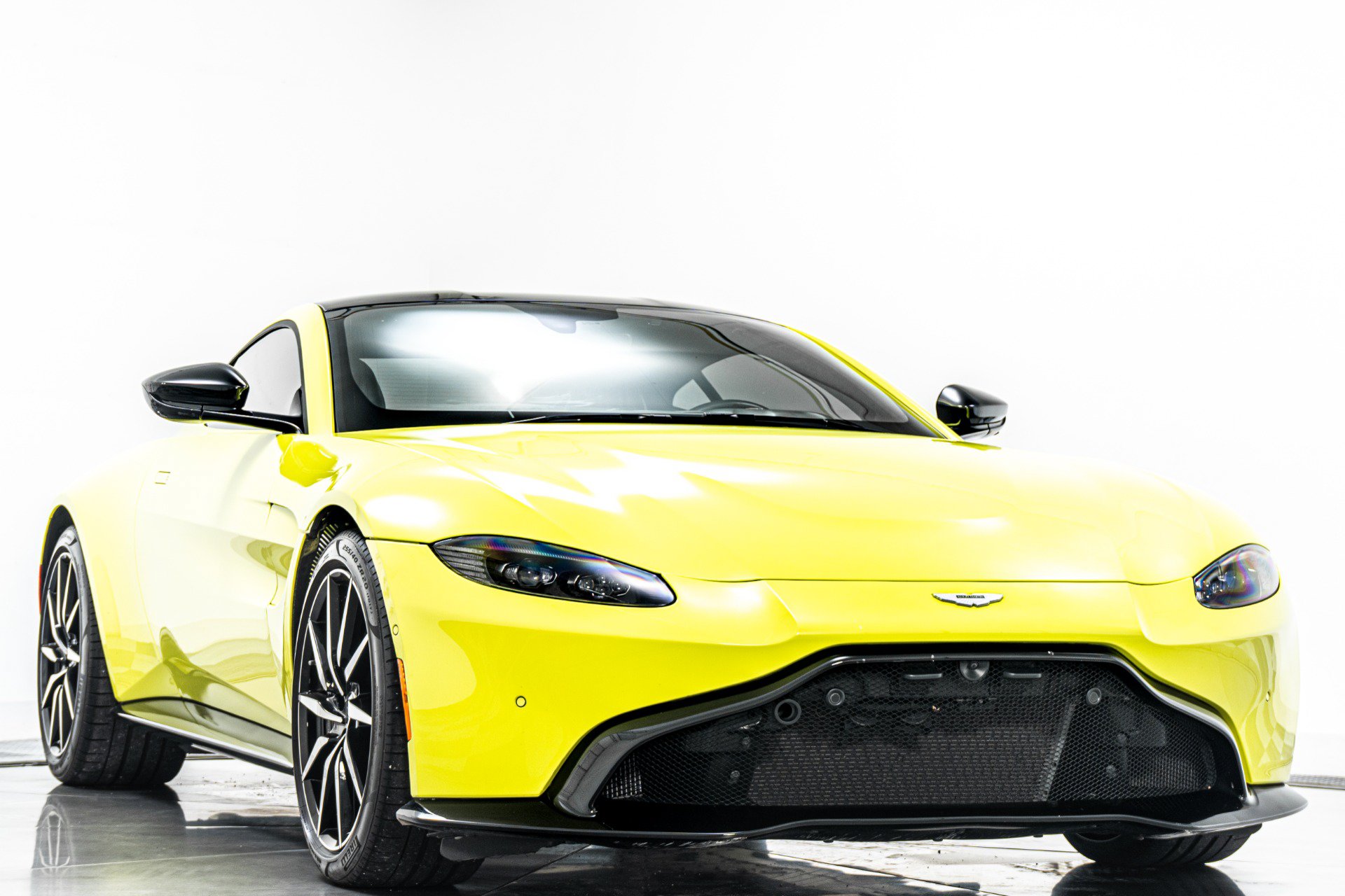 Used 2019 Aston Martin V8 Vantage Coupe RWD image 3