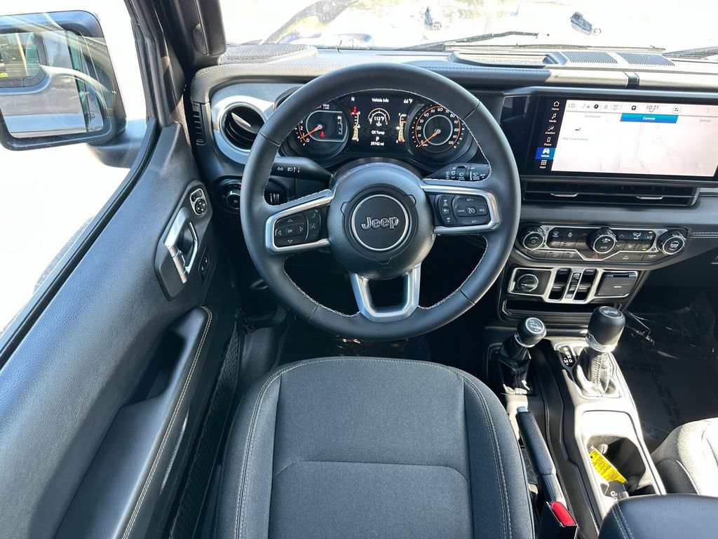 Used 2025 Jeep Wrangler Unlimited Sahara AWD/4WD image 21