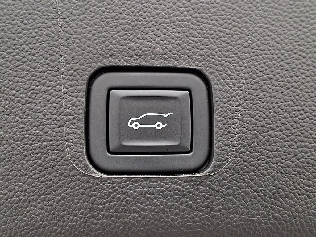 Used 2023 Chevrolet Traverse RS w/ LPO, Floor Liner Package AWD/4WD image 38