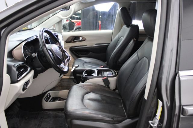 Used 2019 Chrysler Pacifica Touring-L FWD image 12
