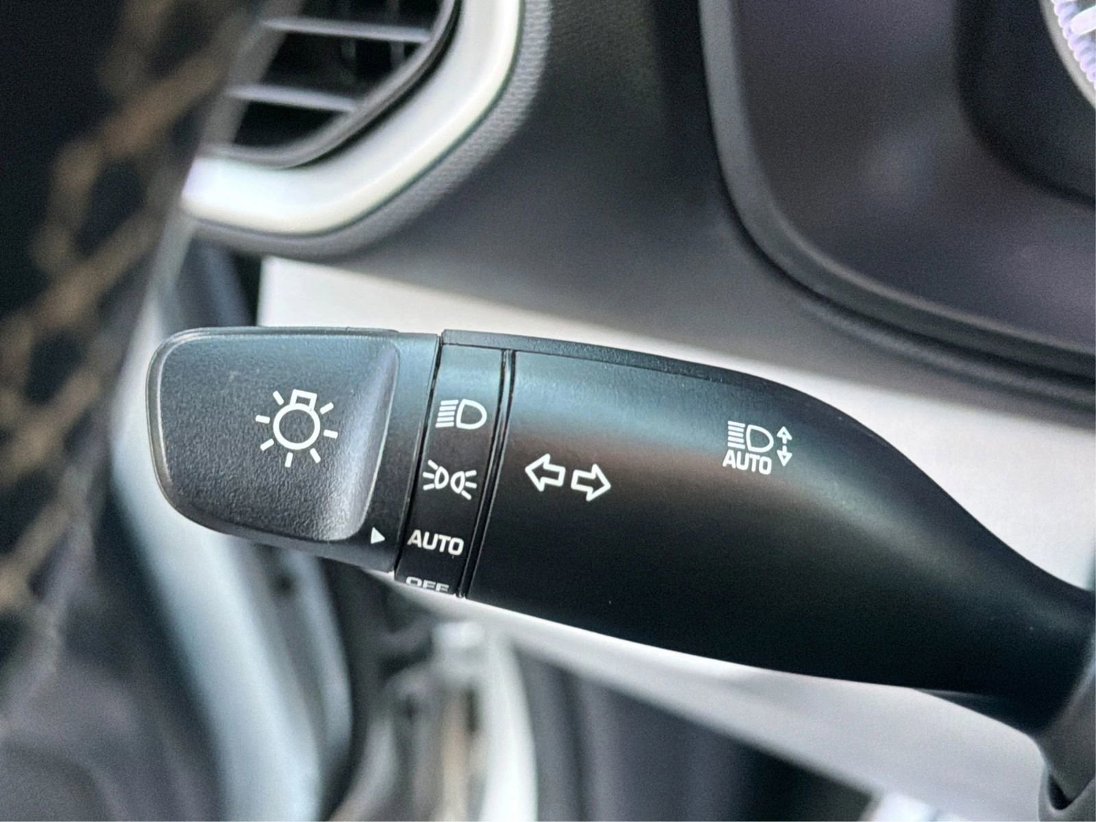 Used 2022 Hyundai Venue SEL FWD image 22