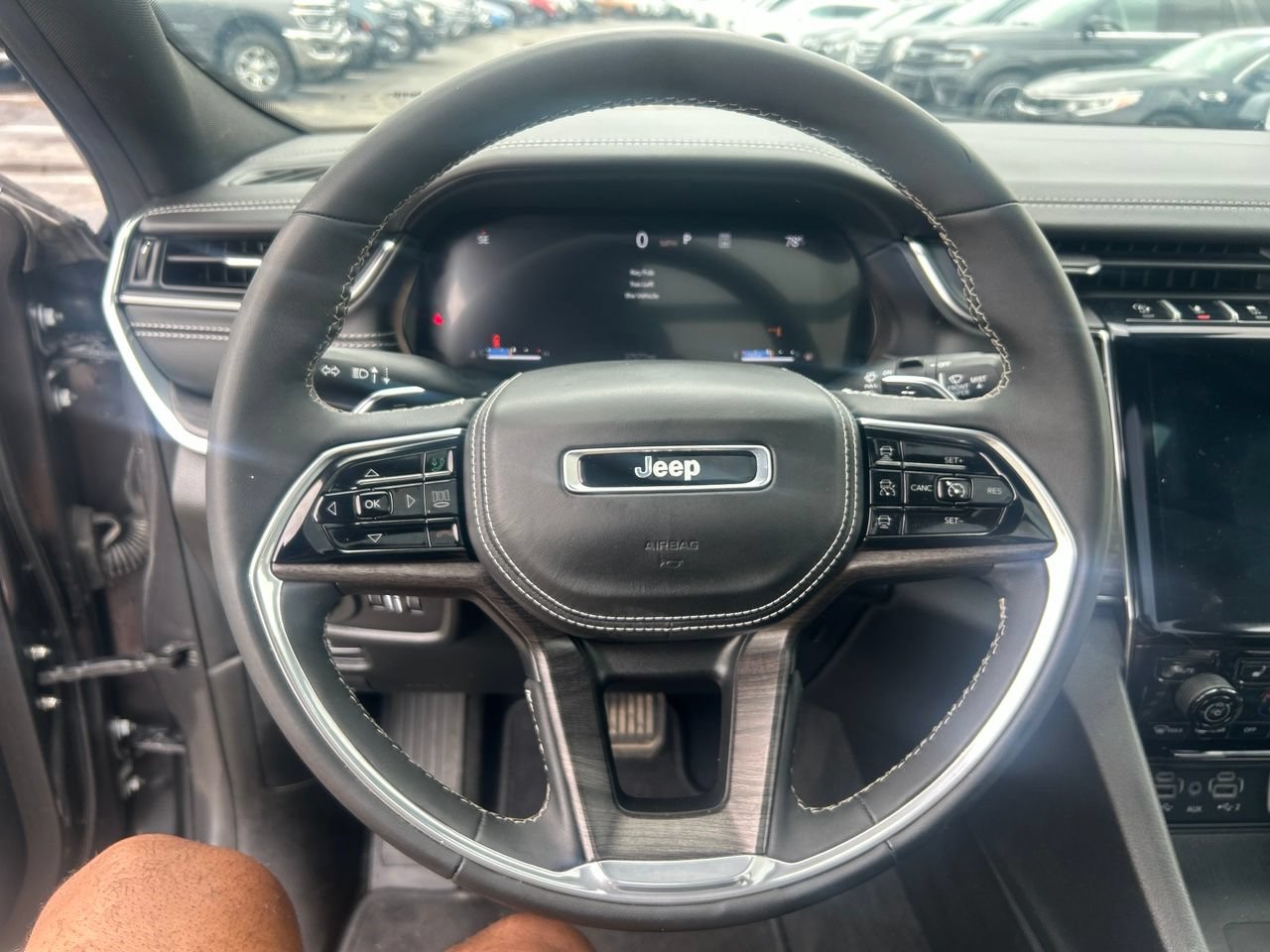 Used 2025 Jeep Grand Cherokee L Overland w/ Luxury Tech Group IV AWD/4WD image 16