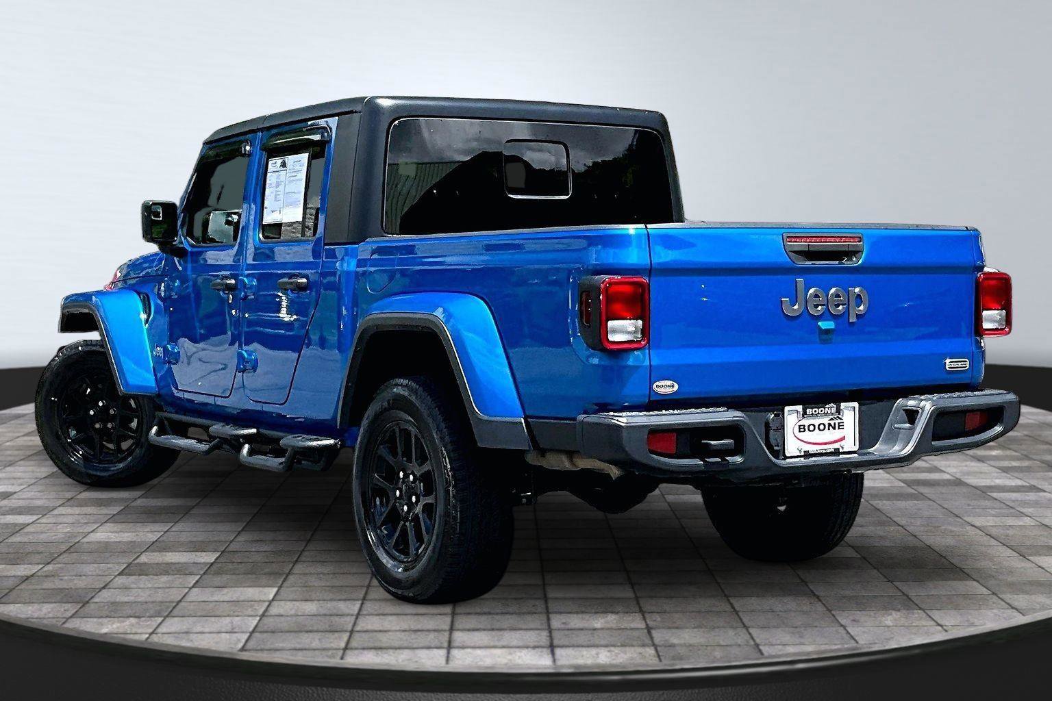 Used 2023 Jeep Gladiator Overland AWD/4WD image 3
