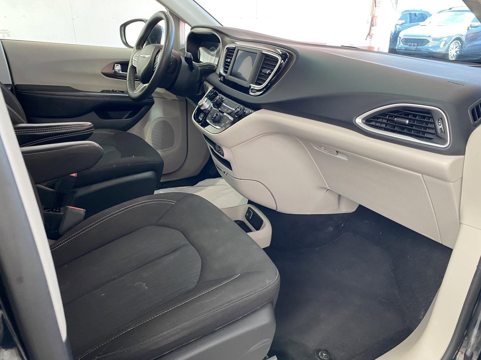 Used 2022 Chrysler Voyager LX image 8