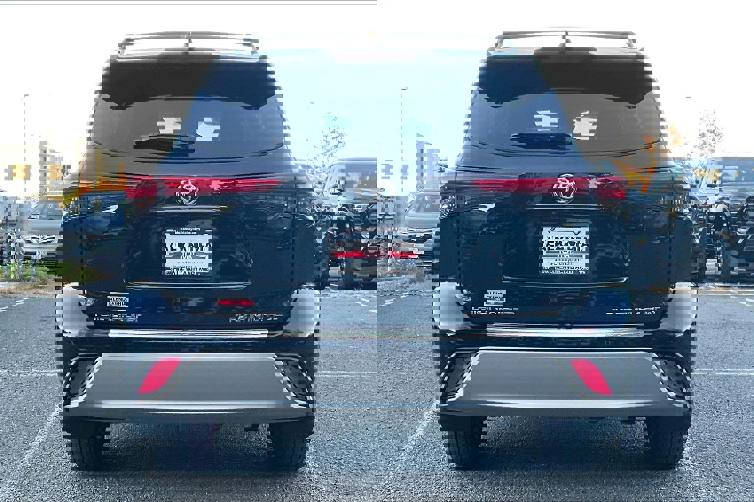 Used 2023 Toyota Highlander Platinum image 4