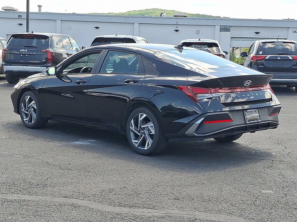 Used 2025 Hyundai Elantra Sport w/ Cargo Package FWD image 4