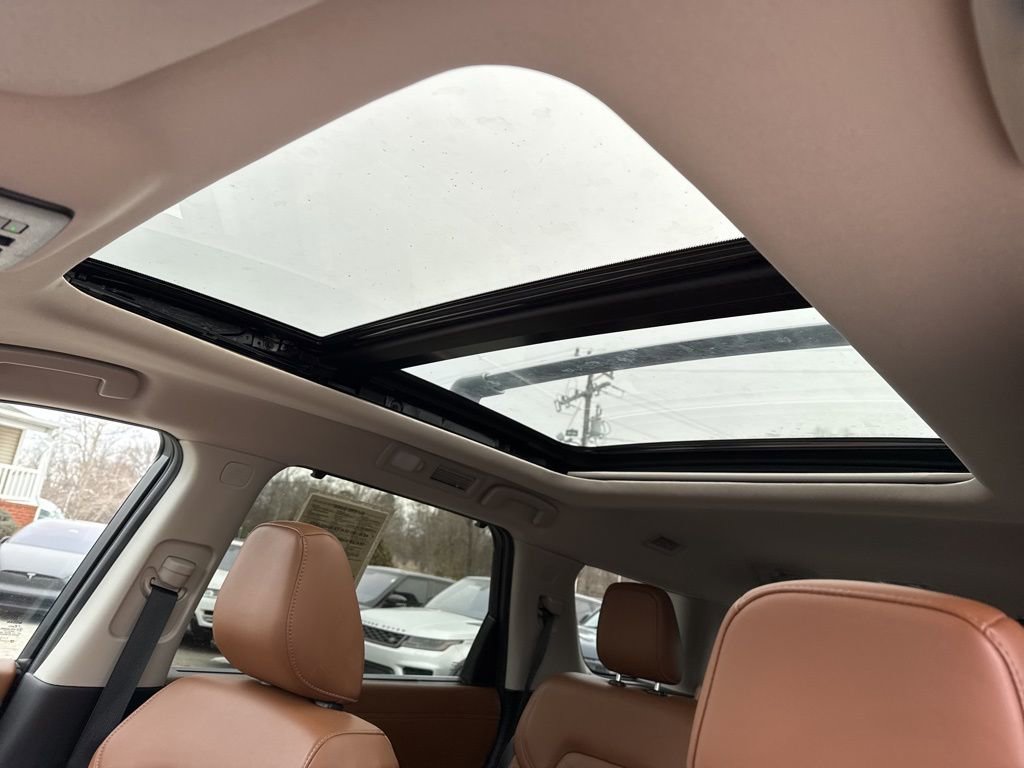 Used 2024 Nissan Pathfinder Platinum image 12