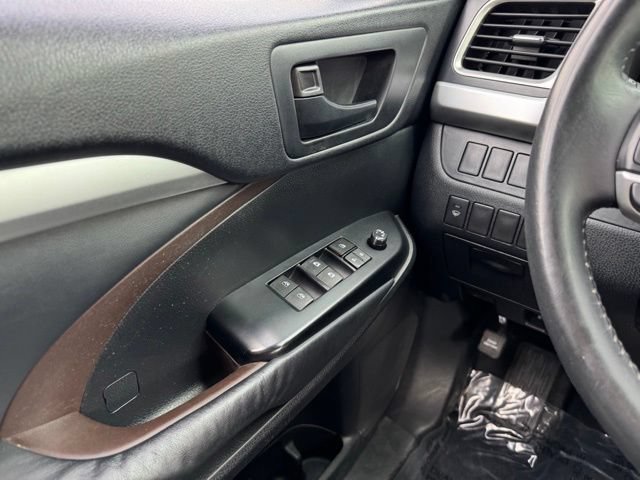 Used 2014 Toyota Highlander Plus AWD/4WD image 30