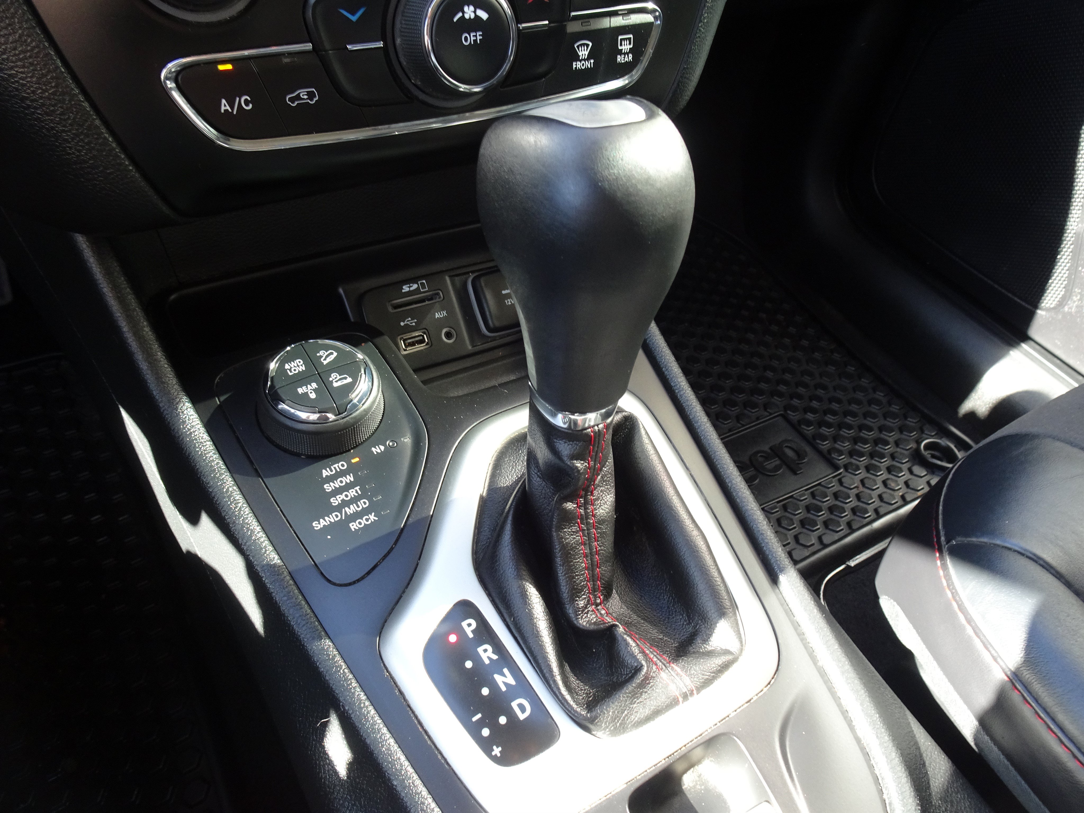 Used 2016 Jeep Cherokee Trailhawk w/ Cold Weather Group AWD/4WD image 16