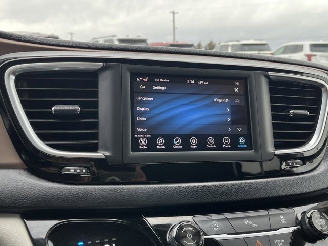 Used 2018 Chrysler Pacifica Touring-L image 50