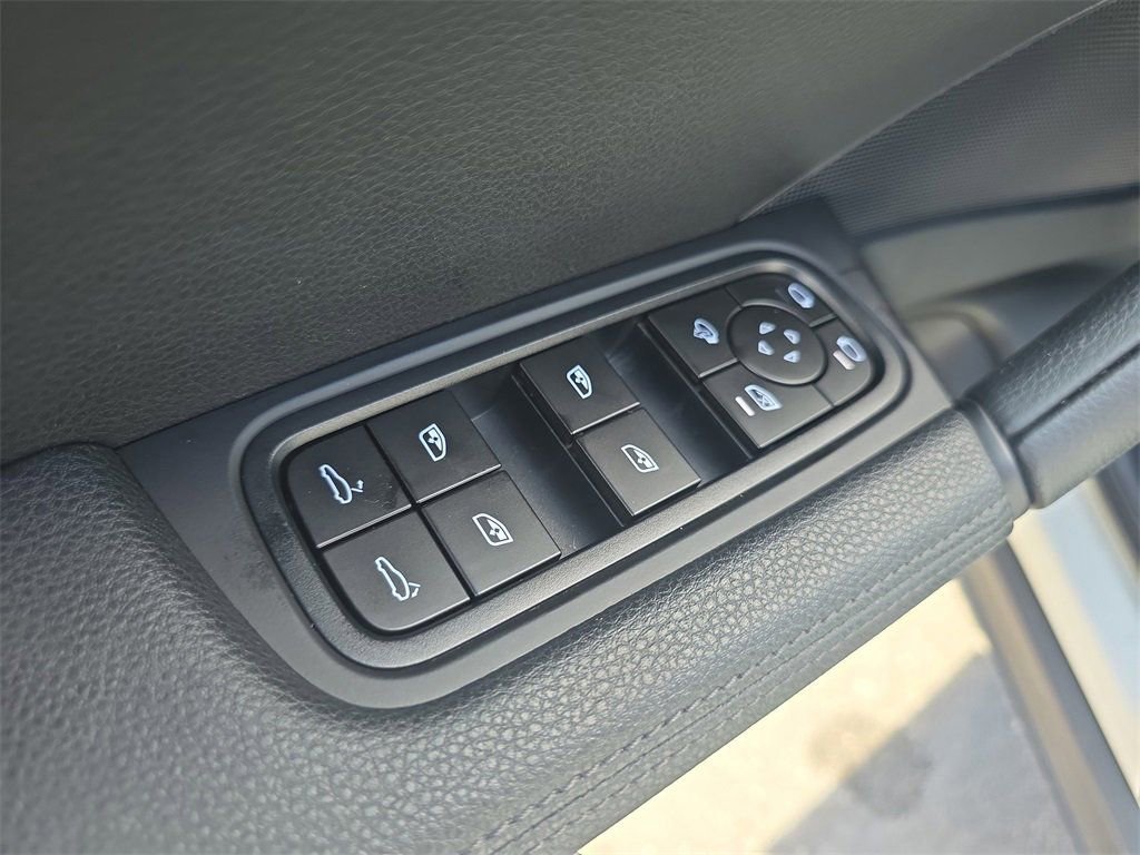 Certified 2025 Porsche Cayenne image 25