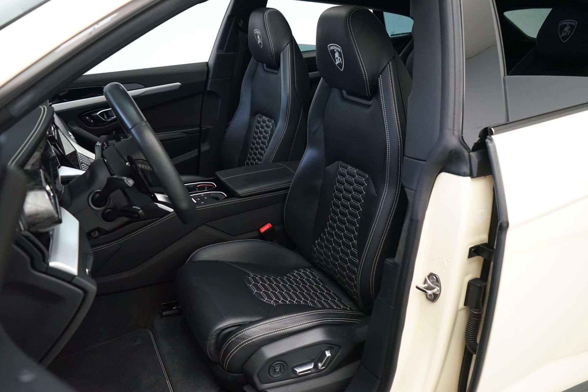 Used 2019 Lamborghini Urus AWD/4WD image 3