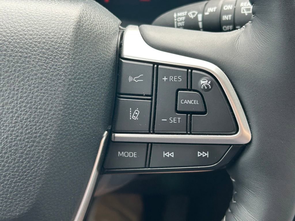Used 2026 Toyota Highlander Limited image 45