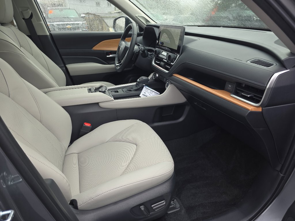 Used 2026 Toyota Grand Highlander Platinum image 18