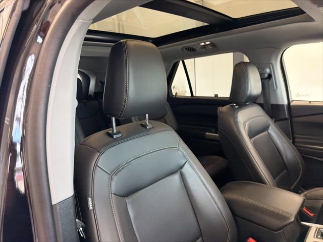 Used 2023 Ford Explorer XLT w/ Equipment Group 202A AWD/4WD image 38