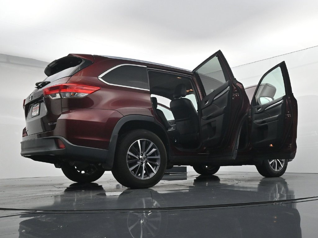 Used 2018 Toyota Highlander XLE AWD/4WD image 43