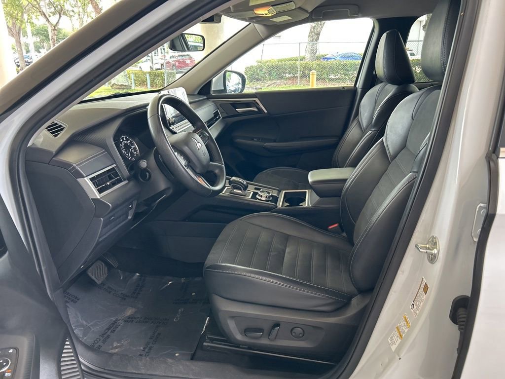 Used 2024 Mitsubishi Outlander AWD image 5