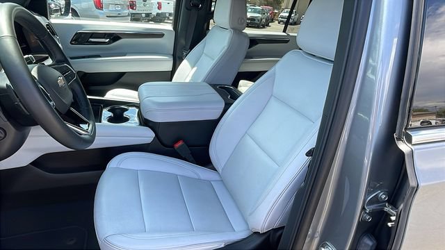 Used 2026 Chevrolet Suburban Premier AWD/4WD image 11