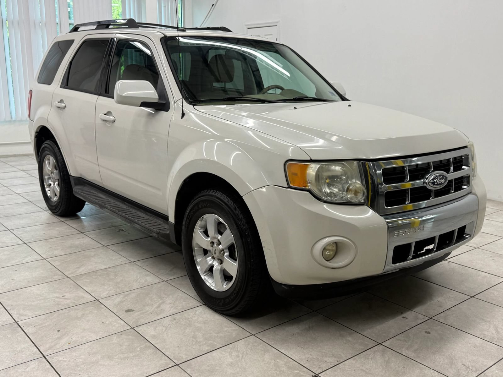 Used 2010 Ford Escape Limited FWD image 1