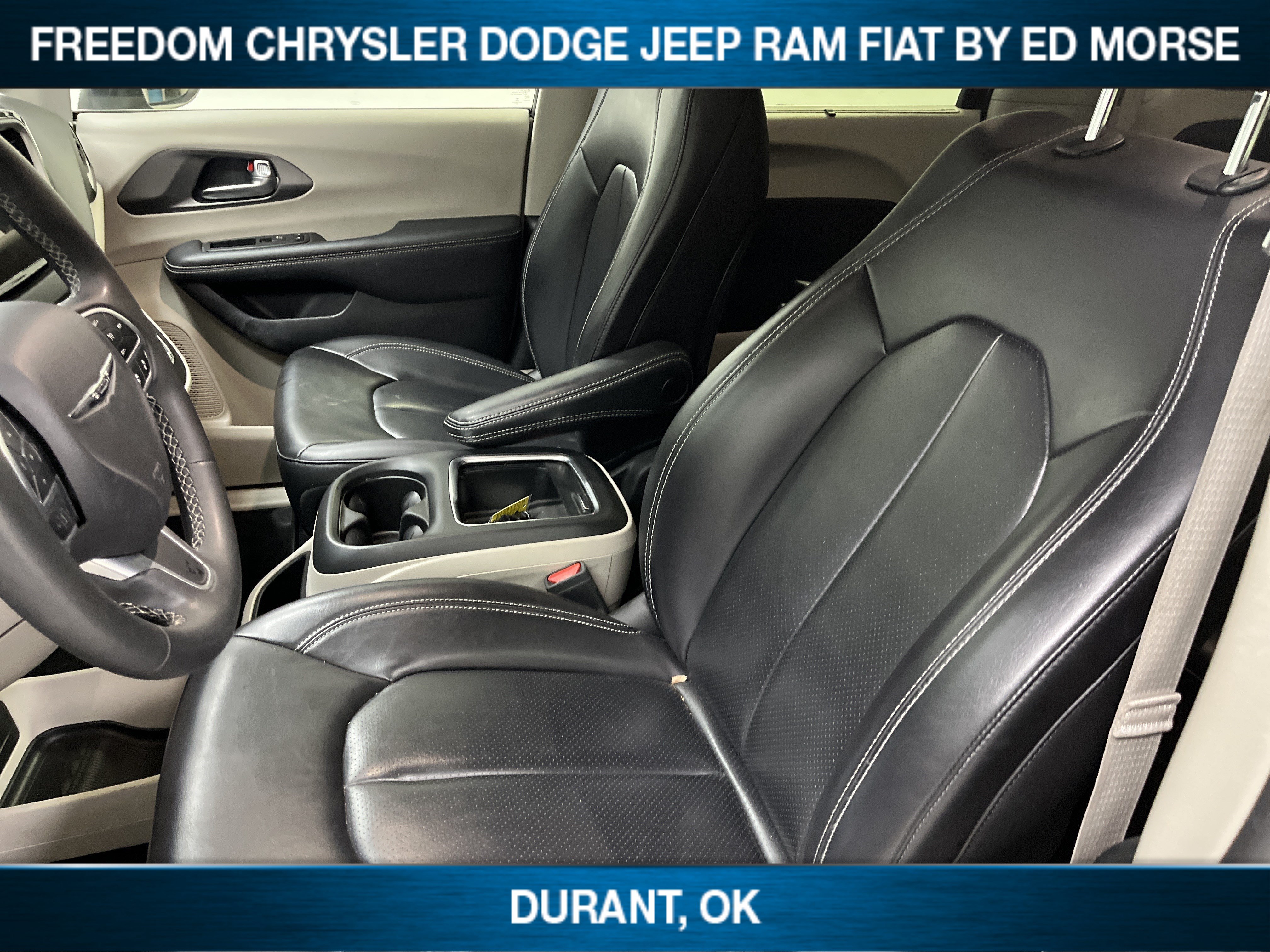Used 2023 Chrysler Pacifica Touring-L FWD image 7