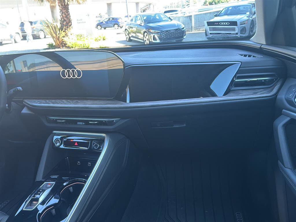 Used 2025 Audi Q5 Premium w/ Convenience Package image 11