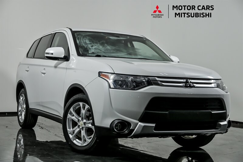 Used 2015 Mitsubishi Outlander SE AWD/4WD image 1
