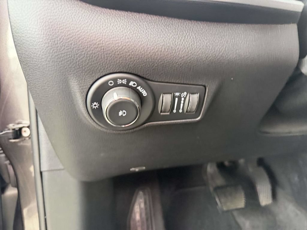 Used 2023 Jeep Compass Latitude AWD/4WD image 25