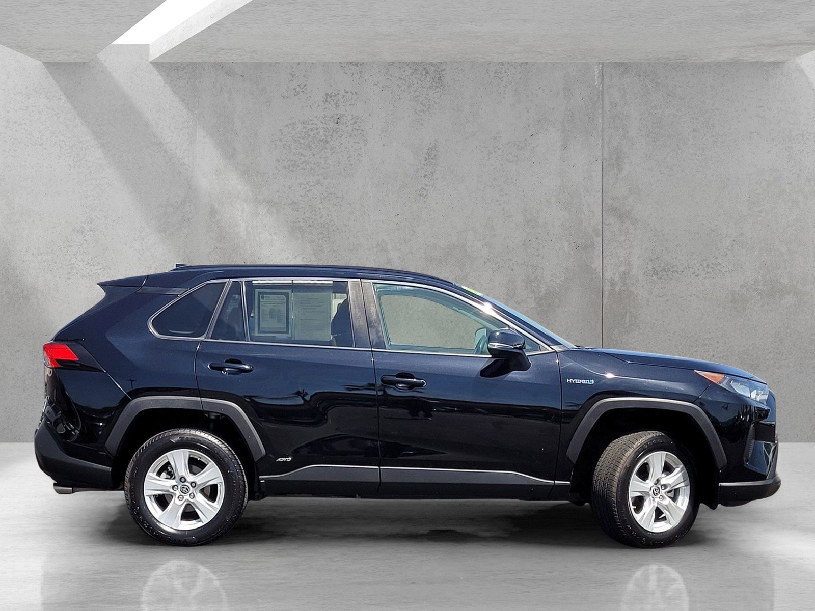 Used 2021 Toyota RAV4 LE image 3