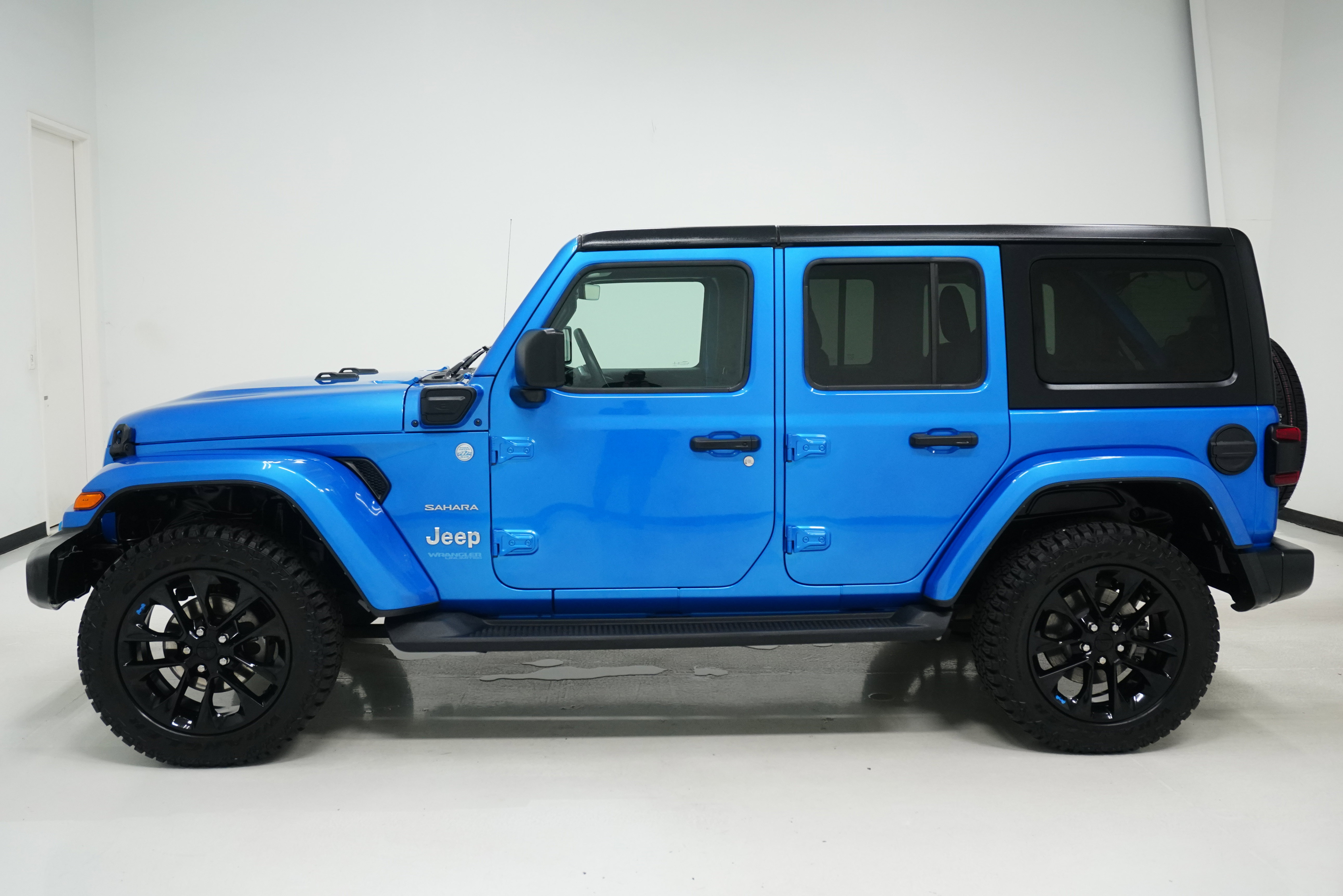 Used 2022 Jeep Wrangler Unlimited Sahara w/ Cold Weather Group image 7
