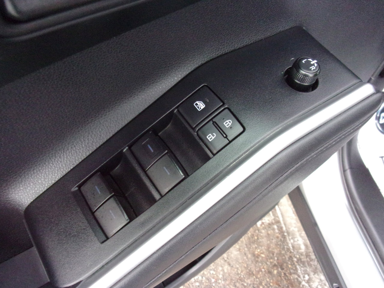 Used 2020 Toyota Highlander LE image 15