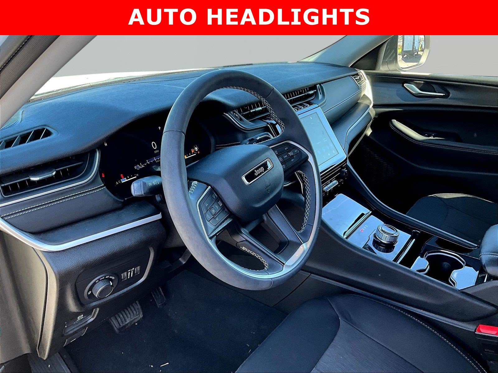 Used 2023 Jeep Grand Cherokee Laredo AWD/4WD image 17