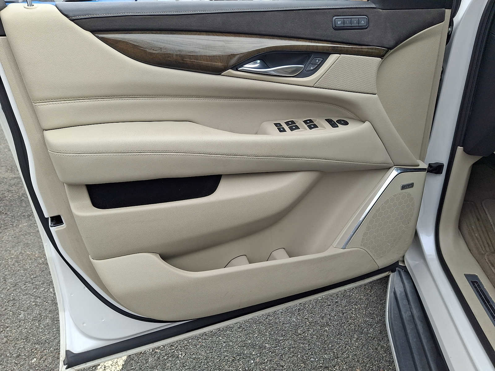 Used 2018 Cadillac Escalade Luxury image 13