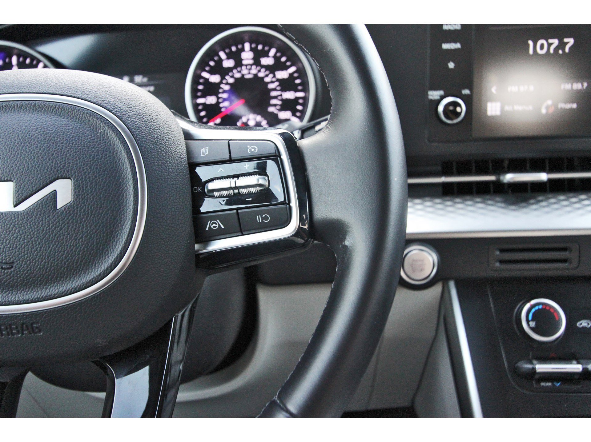 Certified 2024 Kia Carnival LX image 18